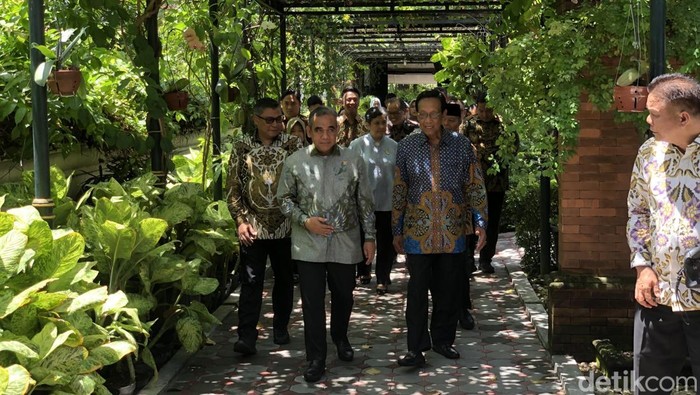 Ketua MPR RI Ahmad Muzani didampingi Gubernur DIY Sri Sultan Hamengku Buwono X di Keraton Kilen, Rabu (11/12).