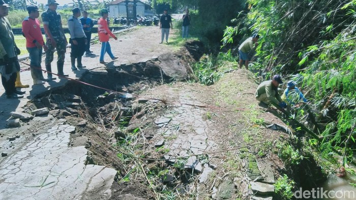 Kondisi tanggul Sungai Kaligawe, Desa Kupang, Kecamatan Karangdowo, Klaten, yang longsor, Rabu (11/12/2024) pagi.