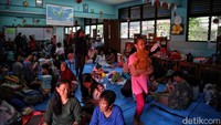 Para korban kebakaran ditampung di area kelas dan di tenda yang dibangun di halaman sekolah.