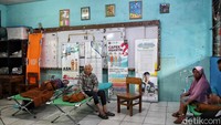Para lansia ditempatkan di ruangan tersendiri.