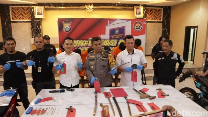 Konferensi pers kasus pembusuran 2 karyawan kafe di Makassar.