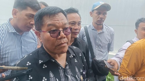 Kordinator pengacara IWAS, pria difabel yang menjadi tersangka dugaan pelecehan seksual kepada seorang mahasiswa inisial MA di Mataram, Rabu (11/12/2024). (Edi Suryansyah/detikBali)