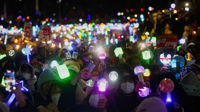 Lightstick K-pop Warnai Demo Pemakzulan Presiden Yoon