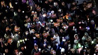 Para penggemar K-pop menyuarakan ketidakpuasan terhadap pemerintah dengan semangat.