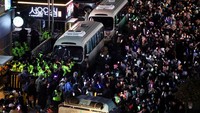 Lightstick, yang biasanya digunakan di konser, kini menjadi alat protes, menambahkan warna dan semangat dalam aksi yang menuntut perubahan politik.