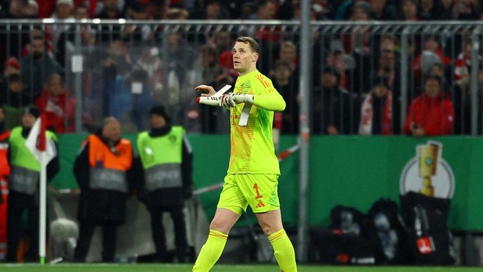 FILE PHOTO: Soccer Football - DFB Cup - Round of 16 - Bayern Munich v Bayer Leverkusen - Allianz Arena, Munich, Germany - December 3, 2024 Bayern Munichs Manuel Neuer walks off the pitch after receiving a red card by referee Harm Osmers REUTERS/Kai 