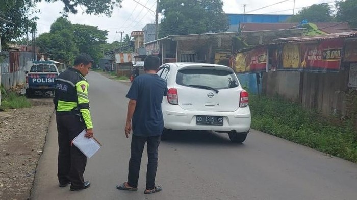 Seorang pengendara motor berinisial TS (63) di Kabupaten Maros, Sulawesi Selatan (Sulsel), tewas usai diduga menjadi korban tabrak lari pengendara mobil.
