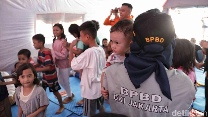 Anak-anak korban kebakaran ditampung di SDN 09 Kebon Kosong, Jakarta Pusat. Mereka dihibur dengan permainan untuk menghilangkan trauma karena bencana.