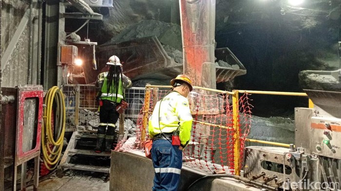 Tambang bawah tanah Deep Mill Level Zone (DMLZ) milik PT Freeport Indonesia di Mimika, Papua, berada di kedalaman 1,7 Km. Yuk lihat.