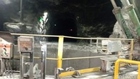 Mesin penghancur batu-batuan tambang menjadi ore. Batu-batuan tambang tersebut, ada yang kering dan juga basah.