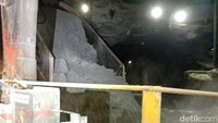 Detik-detik batu-batuan tambang dimasukan ke dalam mesin penghancur. Dalam setiap 1 ton ore, terdiri dari 10 kilogram tembaga & 1 gram emas.
