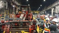 Selain kegiatan eksplorasi, di dalam tambang DMLZ juga terdapat bengkel perbaikan alat-alat berat.