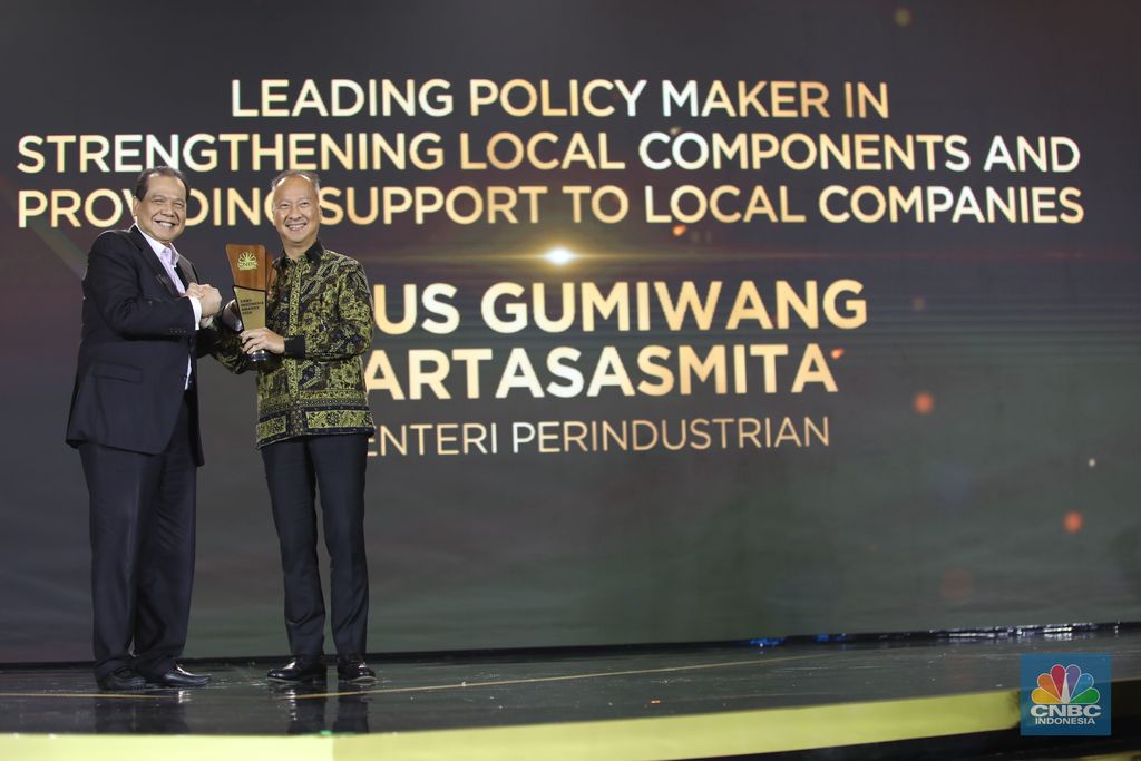 Menteri Perindustrian, Agus Gumiwang Kartasasmita menerima penghargaan kategori Leading Policy Maker in Strengthening Local Components and Providing Support to Local Companies dalam CNBC Indonesia Awards 2024 di The Westin, Jakarta Selatan, Rabu (11/12/2024). (CNBC Indonesia/Tri Susilo)