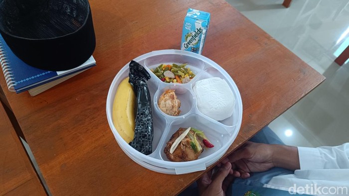 Menu makan bergizi gratis di Muhammadiyah Boarding School, Kemang, Bogor, ditinjau  Wapres Gibran Rakabuming Raka (Rizky Adh/detikcom(