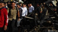 Begitu tiba, Gibran langsung menuju ke tenda pengungsian.   