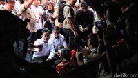 Gibran menyapa warga yang mengungsi di kawasan SDN 09, Kebon Kosong, Kemayoran.  