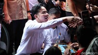 Gibran juga berbincang dengan warga yang berada di tenda pengungsian.  