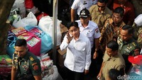 Setelah menghampiri warga, Gibran dan Teguh mengecek persediaan sembako dan perlengkapan lainnya bagi warga korban kebakaran.  