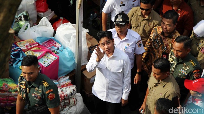 Wakil Presiden Gibran Rakabuming Raka menyambangi korban kebakaran di Kebon Kosong, Kemayoran, Jakarta Pusat, Rabu (11/12/2024).