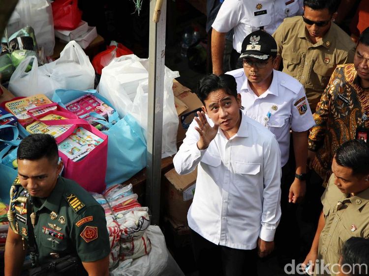 Momen Gibran Sambangi Korban Kebakaran Kebon Kosong Kemayoran