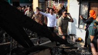 Gibran yang mengenakan kemeja putih tiba di lokasi kebakaran, Rabu (11/12/2024) sekitar pukul 15.40 WIB.
