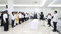 Sejumlah pengurus Partai Perindo itu mengucapkan sumpah dengan dipimpin Angela.  