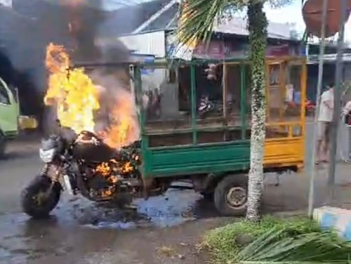 Motor roda tiga yang mengalami kebakaran di Jalan Raya Denpasar-Gilimanuk, tepatnya di wilayah Desa Banyubiru, Kecamatan Negara, Rabu (11/12/2024). (Istimewa)
