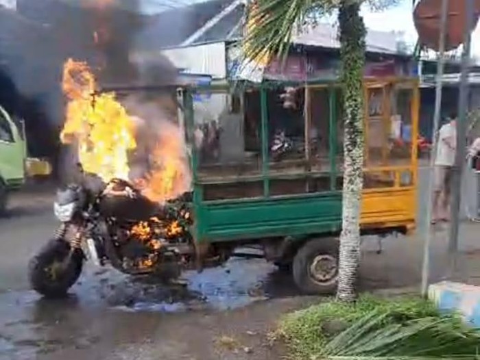 Motor roda tiga yang mengalami kebakaran di Jalan Raya Denpasar-Gilimanuk, tepatnya di wilayah Desa Banyubiru, Kecamatan Negara, Rabu (11/12/2024). (Istimewa)