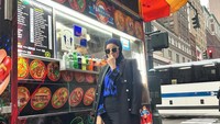 Tak kalah seru momennya saat berlibur di luar negeri. Olla Ramlan mampir ke sebuah food truck untuk membeli burger. Foto: Instagram @ollaramlan