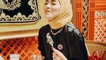 Kerennya Gaya Olla Ramlan saat Ngopi di Kafe Premium