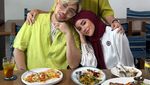 Kerennya Gaya Olla Ramlan saat Ngopi di Kafe Premium