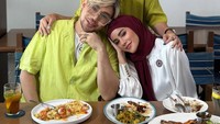 Seperti yang terlihat dari momen ini, para host segmen Spill DD Tea termasuk Olla Ramlan menikmati berbagai menu, ada pasta hingga udang bakar. Foto: Instagram @ollaramlan