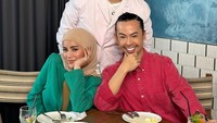 Dalam segmen tersebut, wanita kelahiran 15 Februari 1980 ini membahas kehidupan selebriti sambil bersantap bersama dua host lainnya, Caren Delano dan Dave Hendrik. Foto: Instagram @ollaramlan