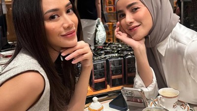 Kerennya Gaya Olla Ramlan saat Ngopi di Kafe Premium