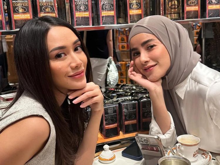 Kerennya Gaya Olla Ramlan saat Ngopi di Kafe Premium