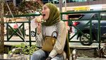 Kerennya Gaya Olla Ramlan saat Ngopi di Kafe Premium