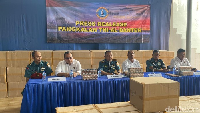 Pangkalan TNI Angkatan Laut (Lanal) Banten menggagalkan upaya penyelundupan rokok ilegal senilai Rp 9,6 miliar di Merak, Cilegon (M Iqbal/detikcom)