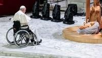 Patung ini menjadi bagian dari adegan Nativity of Bethlehem 2024 yang diresmikan oleh Paus Fransiskus di Aula Paulus VI.