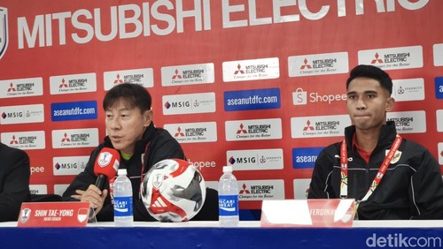 Pelatih Timnas Indonesia, Shin Tae-yong, dan pemain Timnas Indonesia, Marselino Ferdinan, saat konferensi pers di Stadion Manahan Solo, Rabu (11/12/2024).