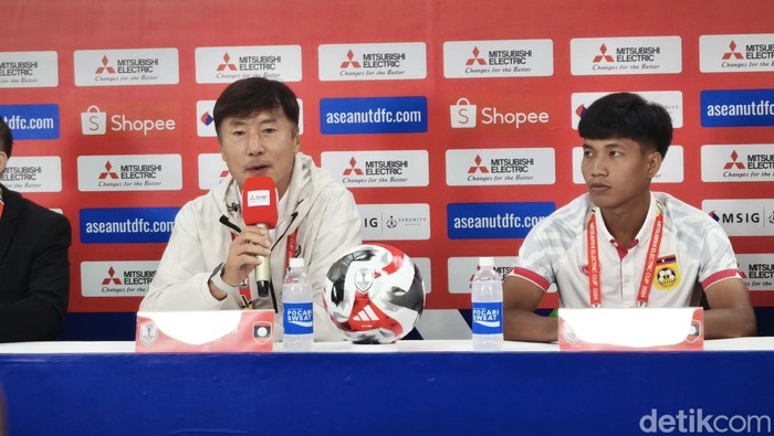 Pelatih Timnas Laos Ha Hyeok-jun, saat konferensi pers di Stadion Manahan Solo, Rabu (11/12/2024).