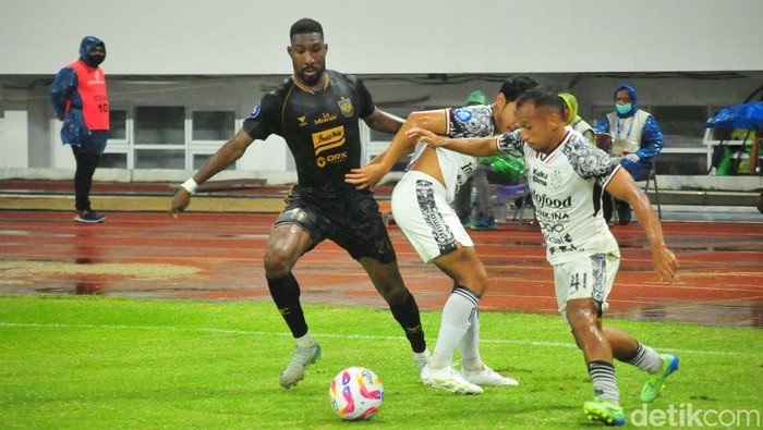 Pemain PSIS, Boubakary Diarra, berduel dengan pemain Bali United, Irfan Jaya di Stadion Jatidiri Semarang, Rabu (11/12/2024).