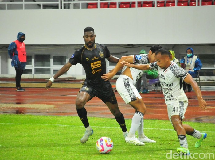 Pemain PSIS, Boubakary Diarra, berduel dengan pemain Bali United, Irfan Jaya di Stadion Jatidiri Semarang, Rabu (11/12/2024).