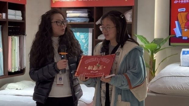 Pemenang Kontes Tanpa Gadget Wanita menang kontes tanpa gadget, dapat uang Rp 22 juta.