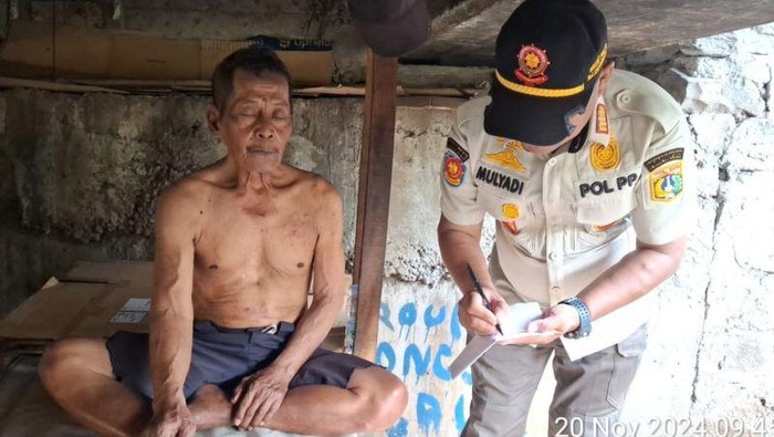 Pemkot Jaksel menertibkan warga yang tinggal di kolong jembatan Cilandak (ANTARA/HO-Kecamatan Cilandak )