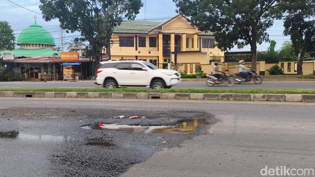 Penampakan lubang besar di Jalan SM Raja Medan dekat Flyover Amplas (Ahmad Arfah/detikcom)