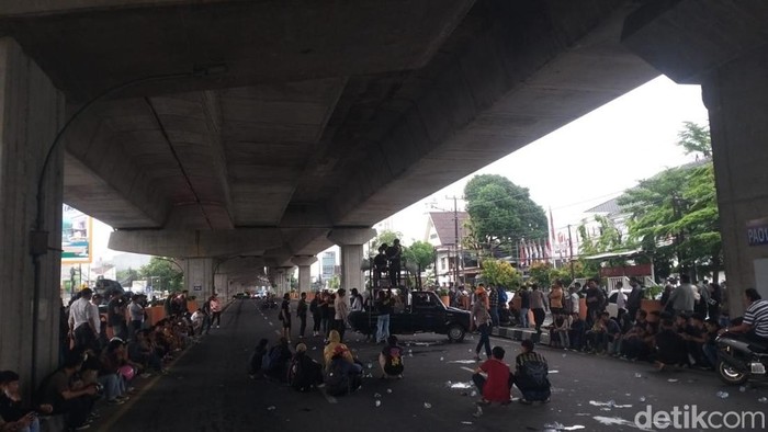 Penampakan massa unjuk rasa di depan Kantor Bawaslu Sulsel, Jalan AP Pettarani, Makassar. Sahrul Alim/detikSulsel