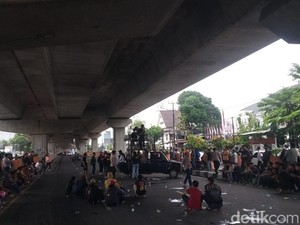Ada Demo di Depan Bawaslu, Lalin Jalan AP Pettarani Makassar Macet Sore Ini