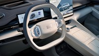 Kabin kursi depan mobil cukup lega. Semua informasi mobil bisa dilihat pada layar LED pada bagian dashboard mobil. Tuas transmisi ada di bagian kanan setir.  