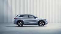 Mobil perdana Geely ini berjenis SUV. Dengan tipe SUV Crossover kompak (Segmen C), EX5 mempunyai kapasitas 5 tempat duduk.  