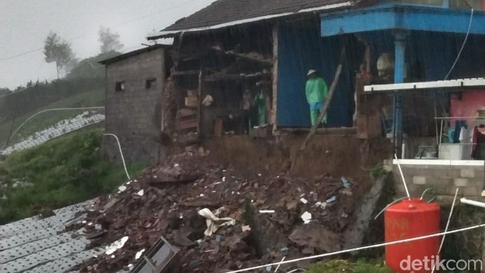 Penampakan tanah longsor di rumah warga Boyolali.